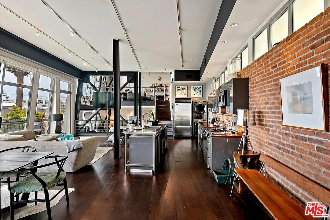 2 bed, 2.0 bath, 1900 sqft, $8,000 — Photo 1