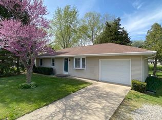 8 S Westfield Rd, Ashmore, IL 61912