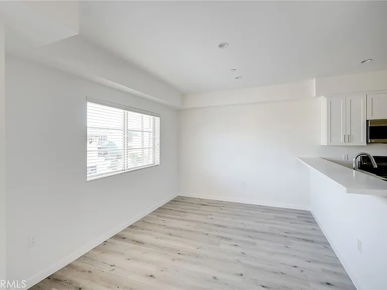 14526 Hartland St #307 — Photo 8