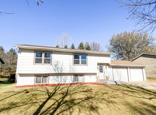 1015 Castlewood Dr, Brookings, SD 57006