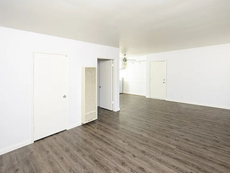 Whitsett Courtyard Apartments — Photo 5