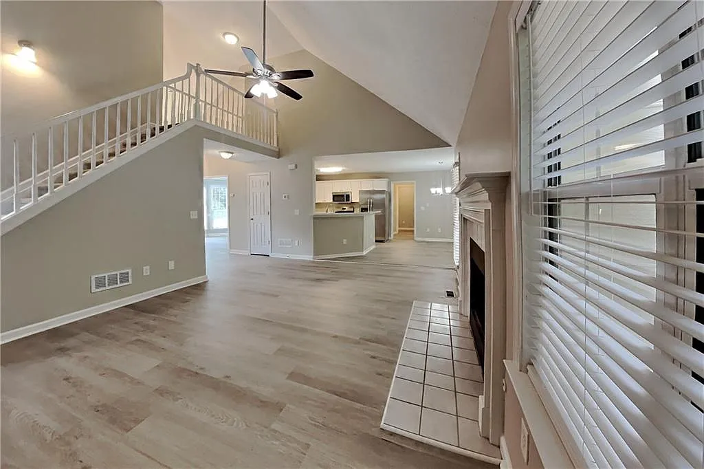 4 bed, 3.5 bath, 2558 sqft, $2,800 — Photo 3