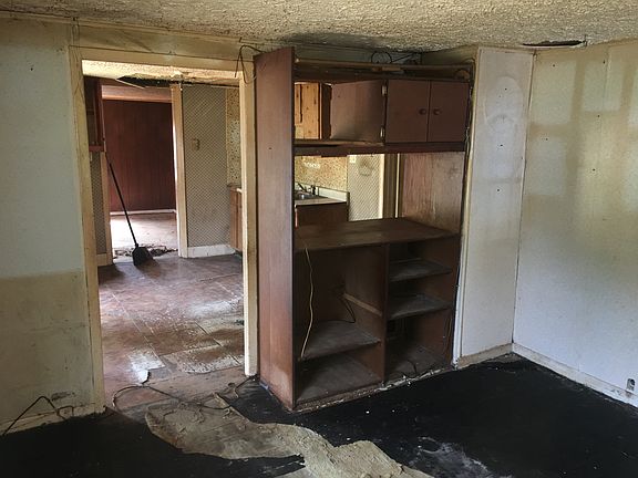 4th image of 1521 N Illinois St
