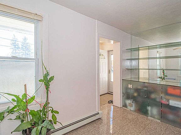 3rd image of 841 N Hamilton Ave