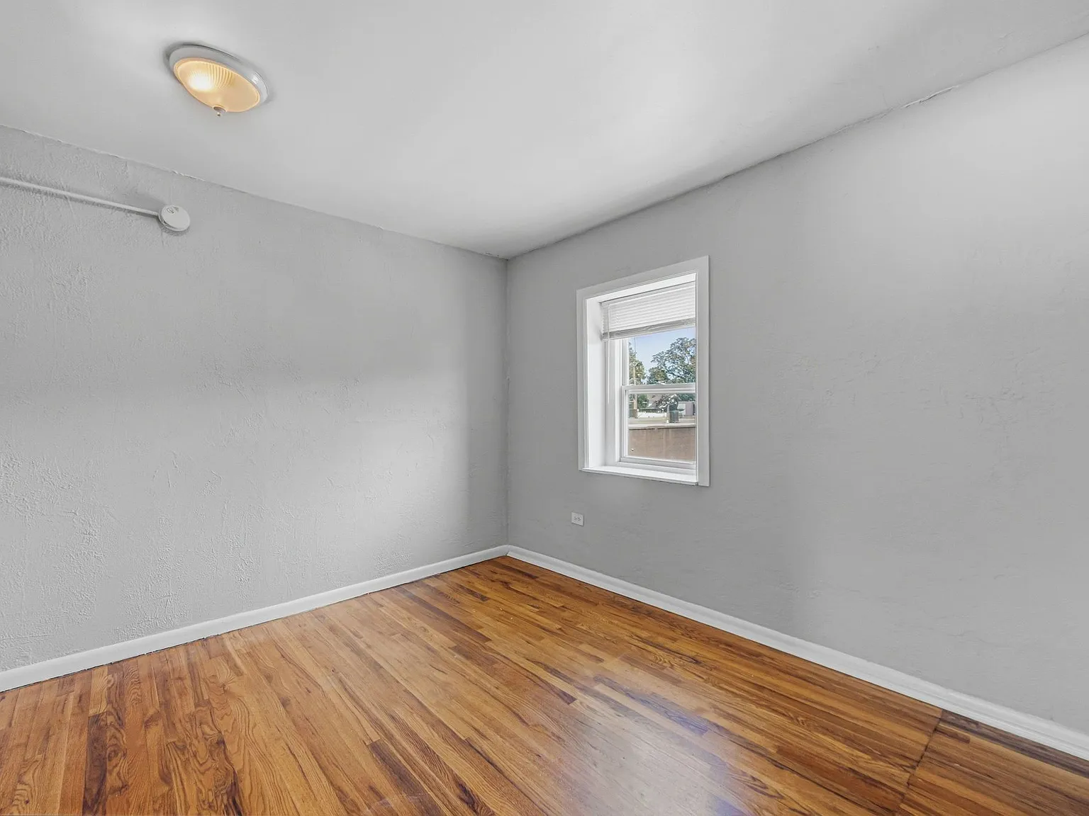 2 bed, 1.0 bath, 928 sqft, $1,350 — Photo 4