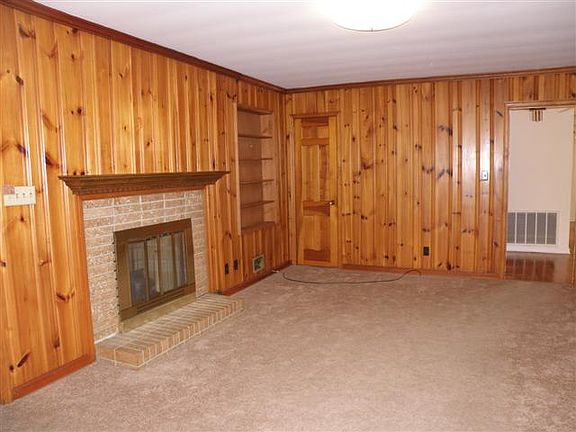 Cozy Den w Fireplace