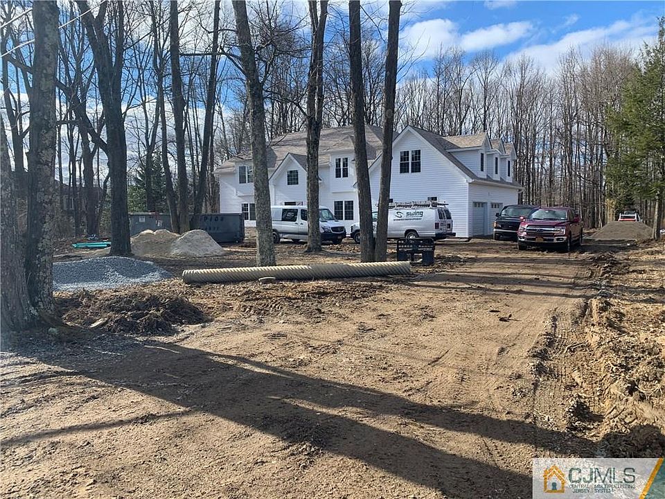 2nd image of 14 Green Shadow Ln