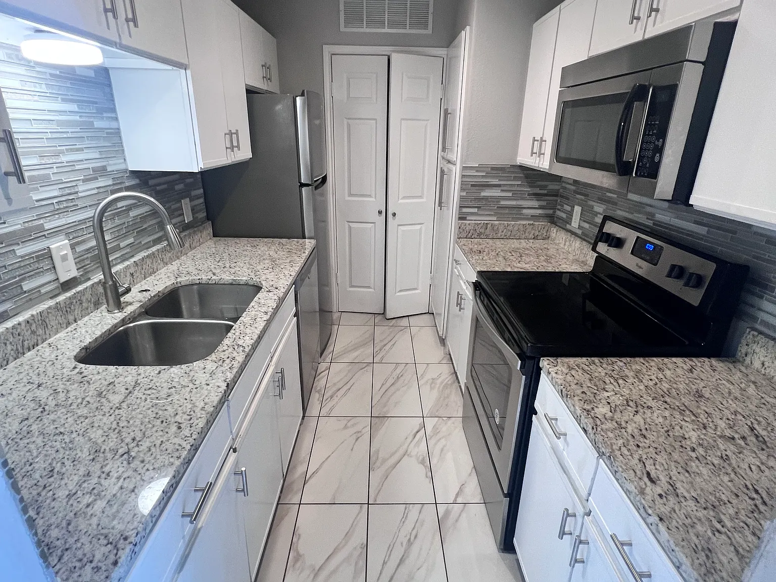 1 bed, 1.5 bath, 928 sqft, $1,499 — Photo 1