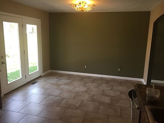 5th image of 512 W Grand Ave