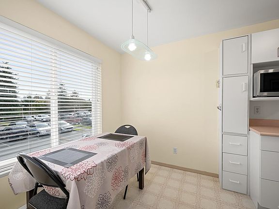 5th image of 698 Aspen Rd #208A