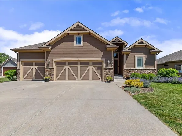 800 E 13th Ter, Kearney, MO 64060
