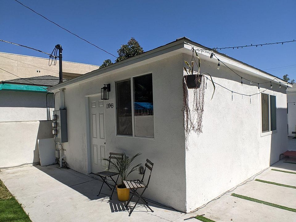 1st image of 13943 Victory Blvd