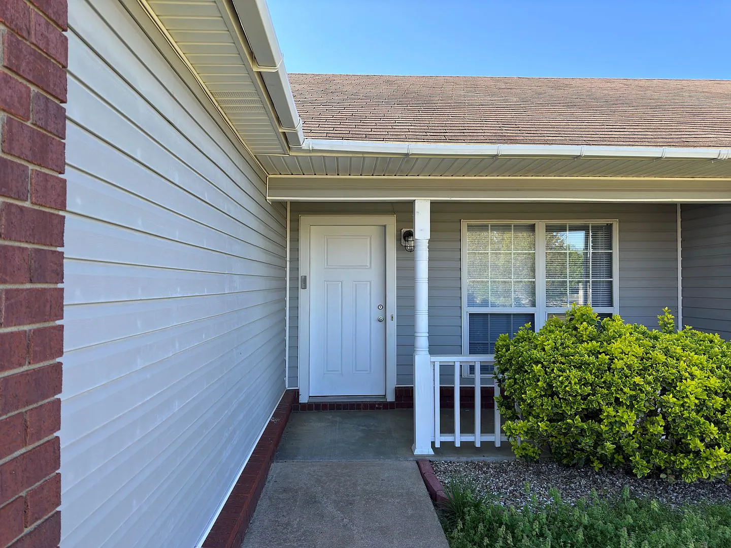 Beautifully Remodeled 3 Bed/2 Bath/2-Car Garage in Greenwood — Photo 3