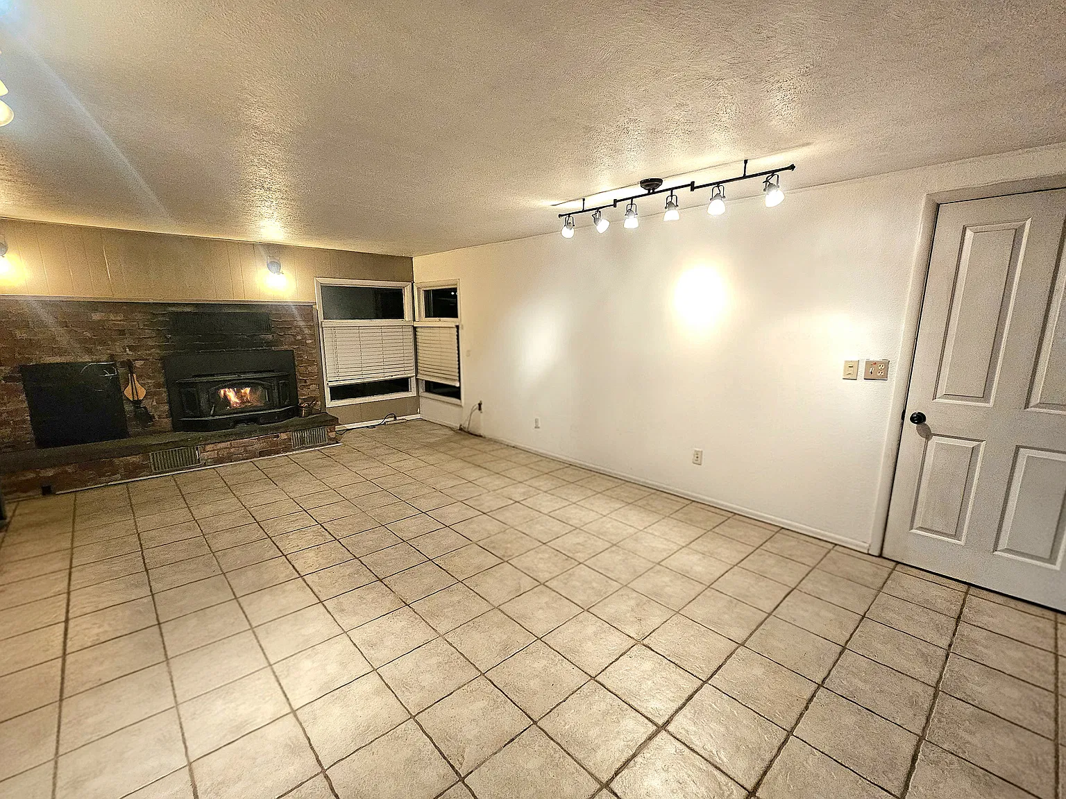 Studio, 1400 sqft, $2,150 — Photo 3