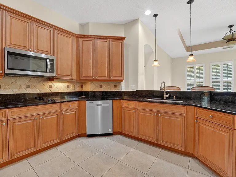 854 SW Saint Tropez Ct — Photo 14