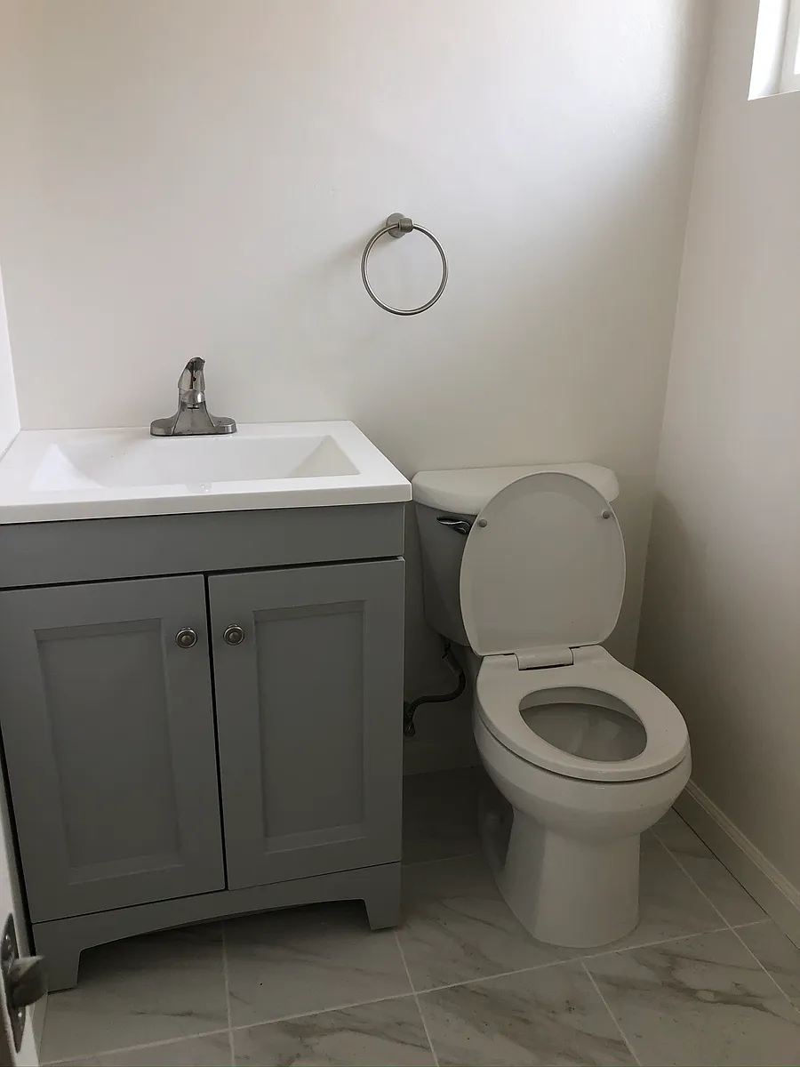 Master bathroom - 521 Evergreen St #4
