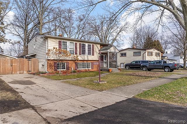 1st image of 33238 Donnelly St