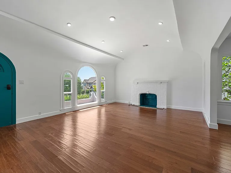 4733 Ambrose Ave — Photo 3