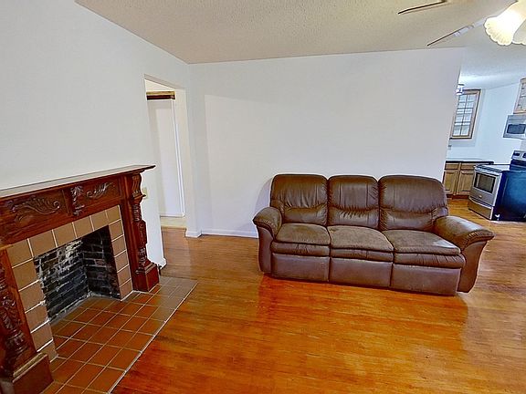 4th image of 405 3rd St SE