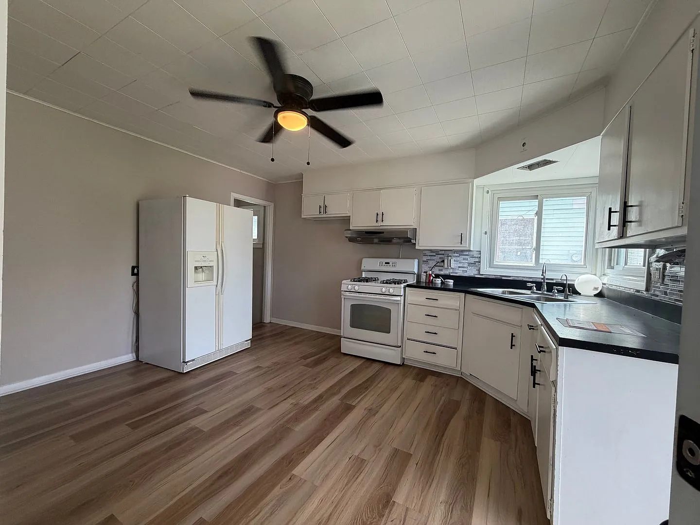 3 Beds - 2 Bath Single Family — Photo 4