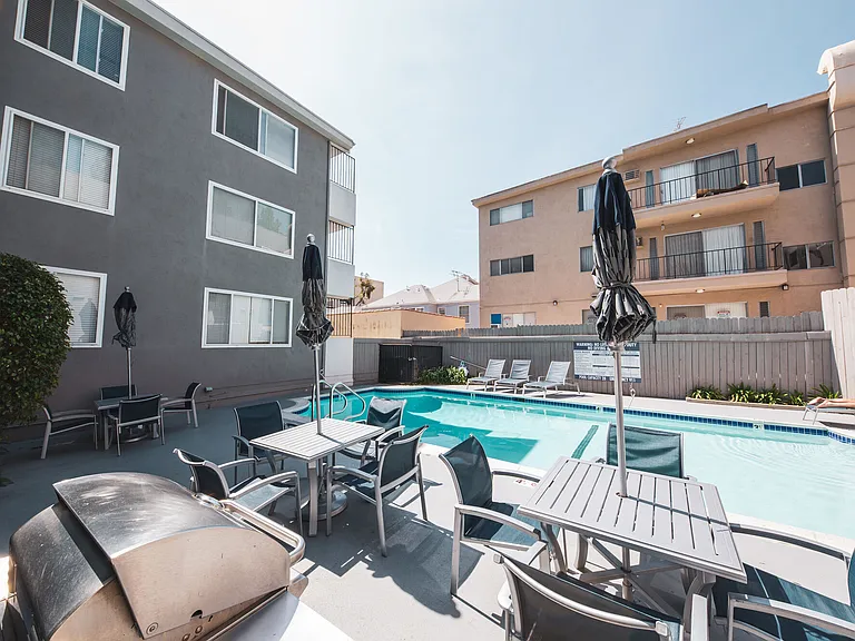 415 Gayley Ave — Photo 16