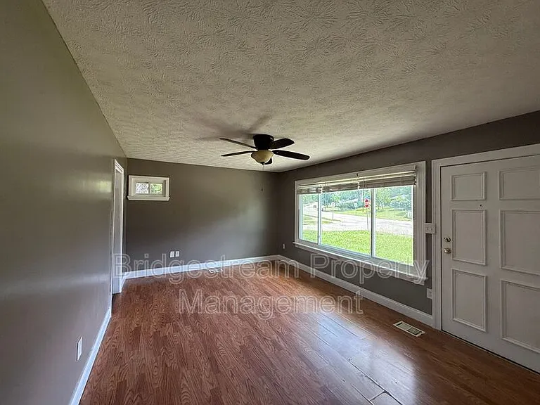 5775 Penn Ave — Photo 2