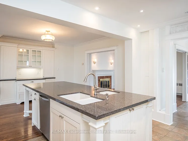 209 Allan St — Photo 8