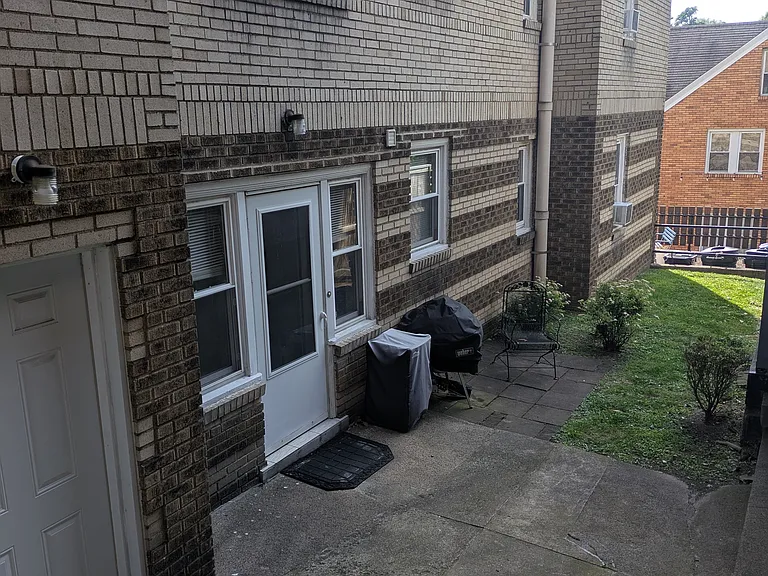 2825 Glenmore Ave — Photo 3