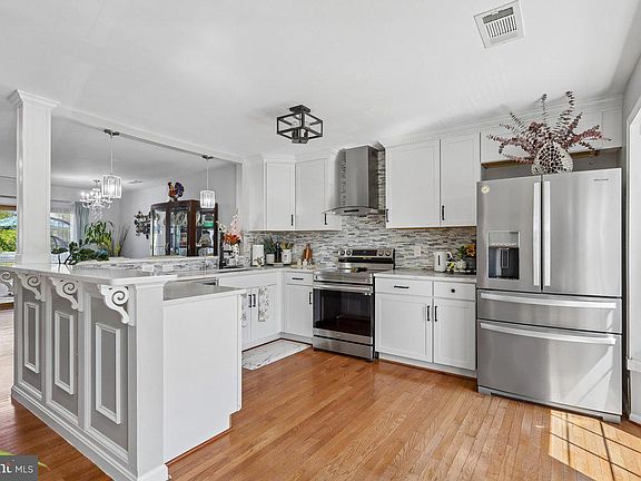 5th image of 7424 Emerald Dr