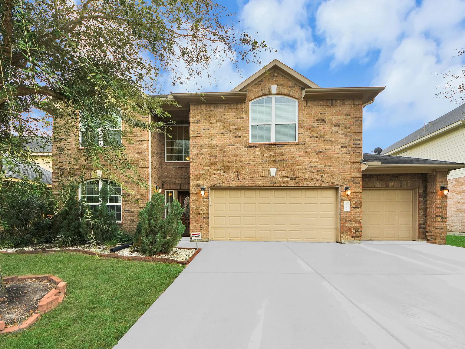 5 bed, 3.5 bath, 3051 sqft, $3,500 — Photo 2