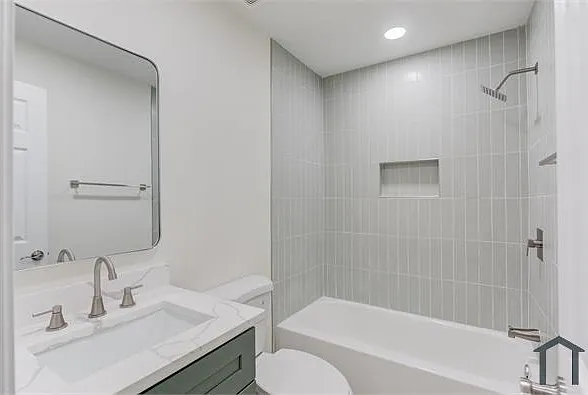 4 bed, 2489 sqft, $4,000 — Photo 3