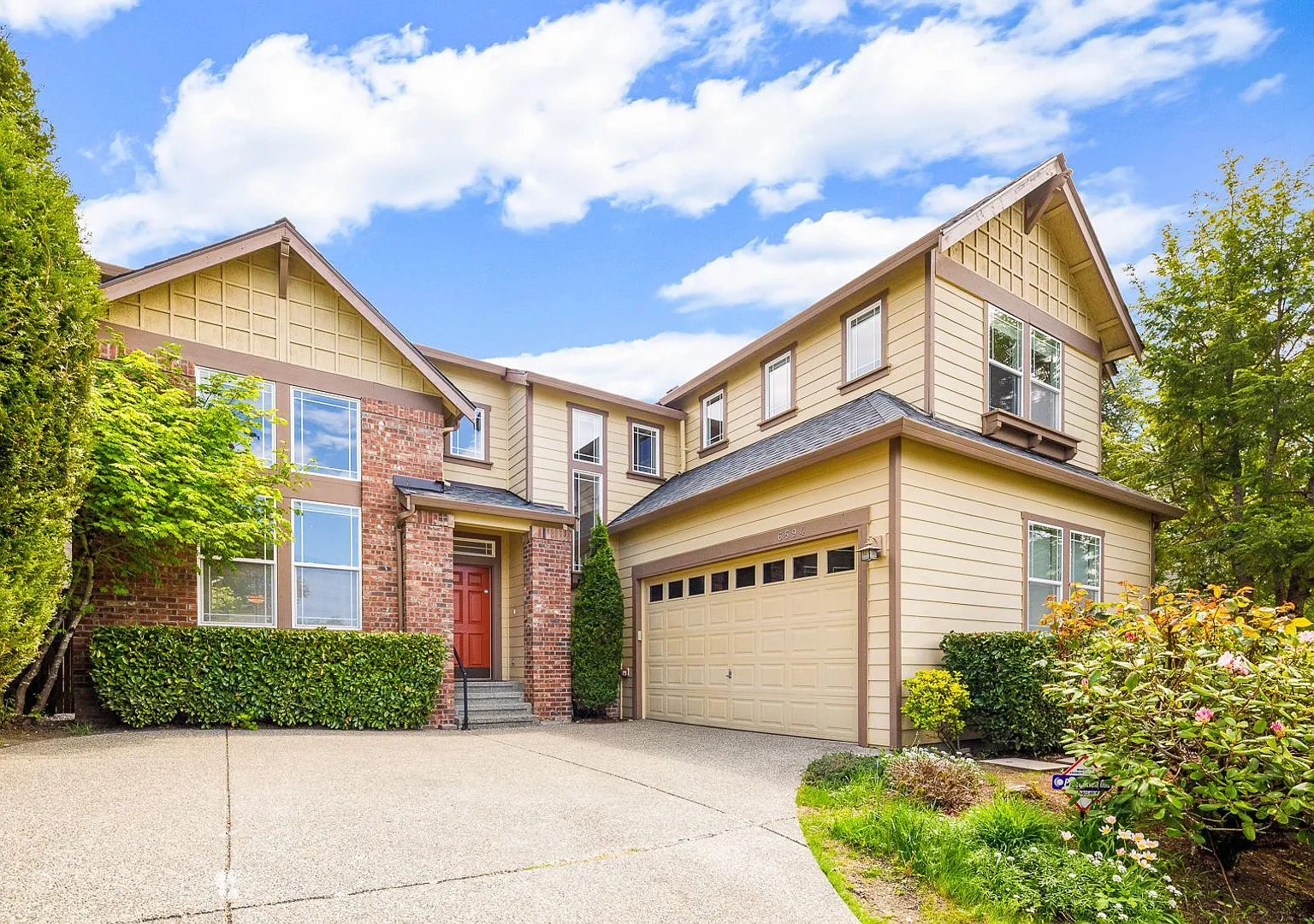 Bright & Spacious 4 Bedroom Lakemont Home — Photo 1