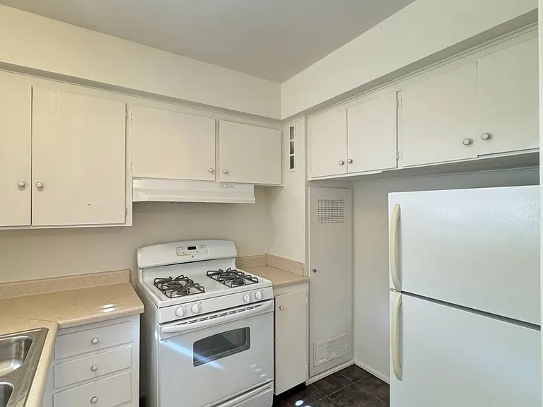 1717 Huntington Dr #7 — Photo 6