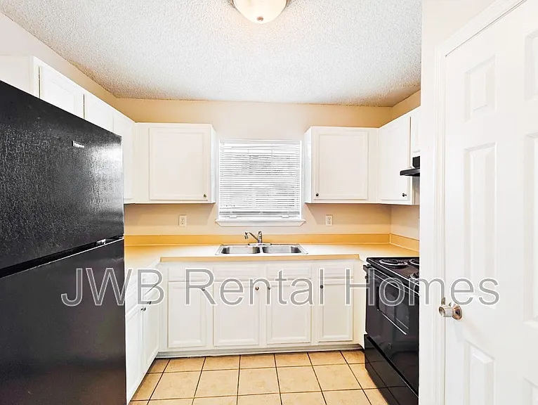 1318 Harrison St — Photo 2