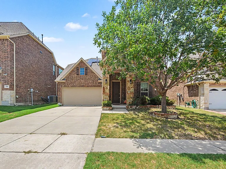 604 Darby Ln — Photo 1