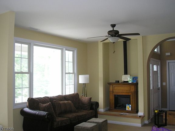 3rd image of 122 Hudson Ave