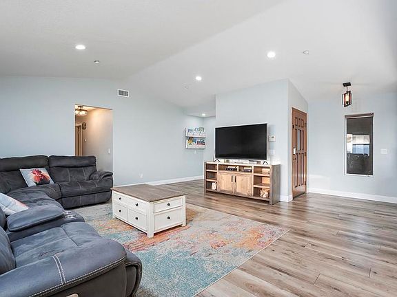 5th image of 2792 La Cresta Rd