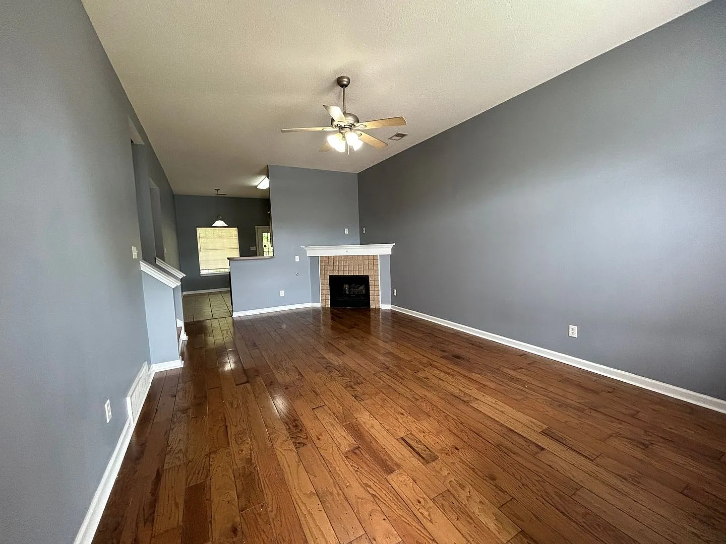 3br/2.5ba Near Shelby Farms. No Carpet! Small Pets Allowed. — Photo 4