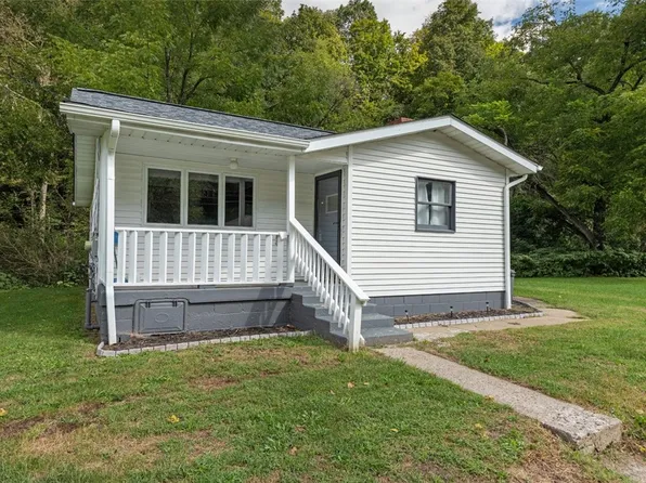 651 Pike Run Dr, Daisytown, PA 15427