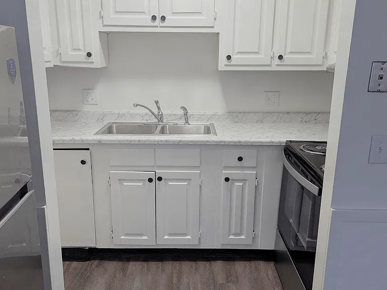 Clean kitchen design at Northbrook Apartments