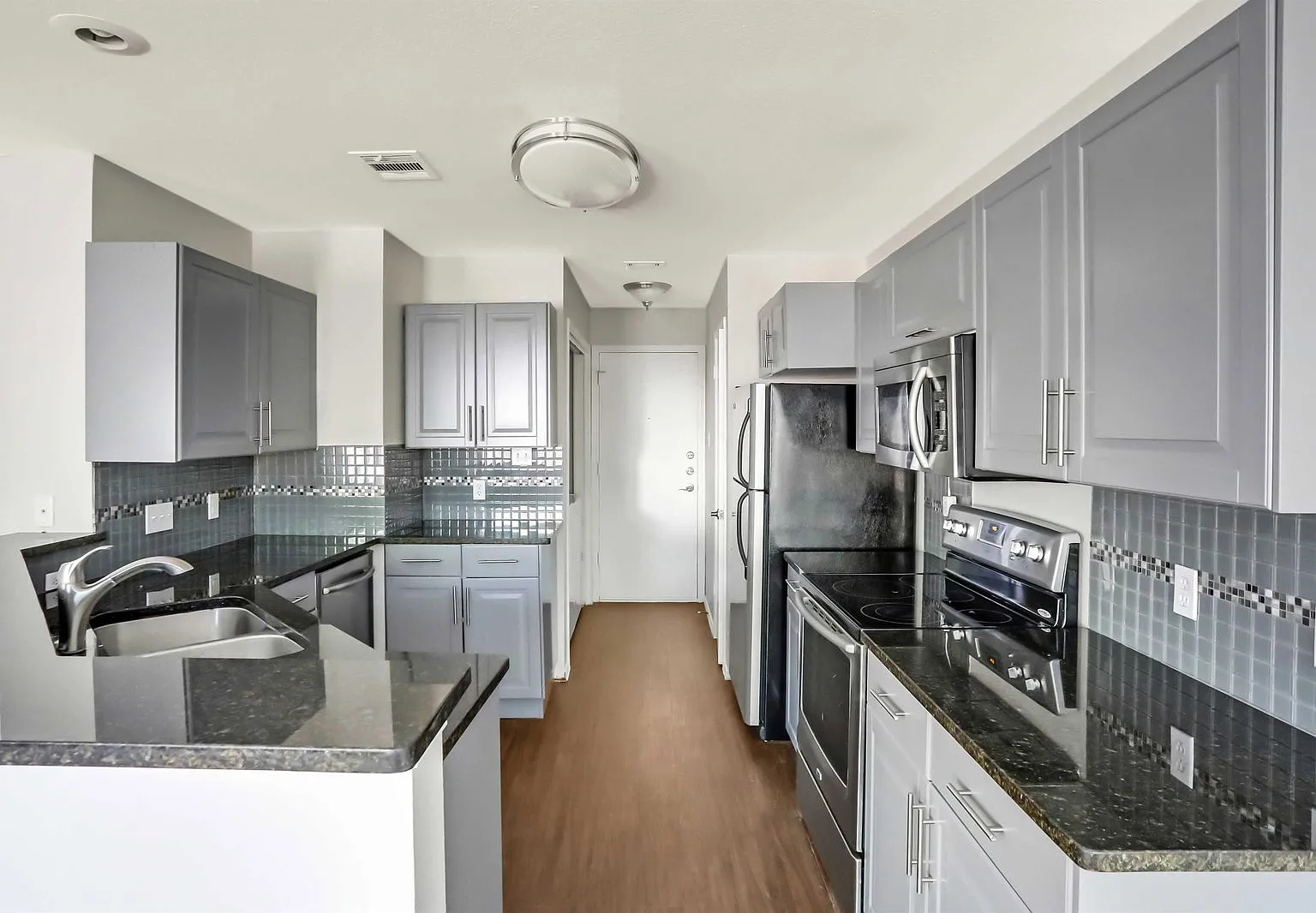 2 bed, 2.5 bath, 2618 sqft, $1,750 — Photo 4