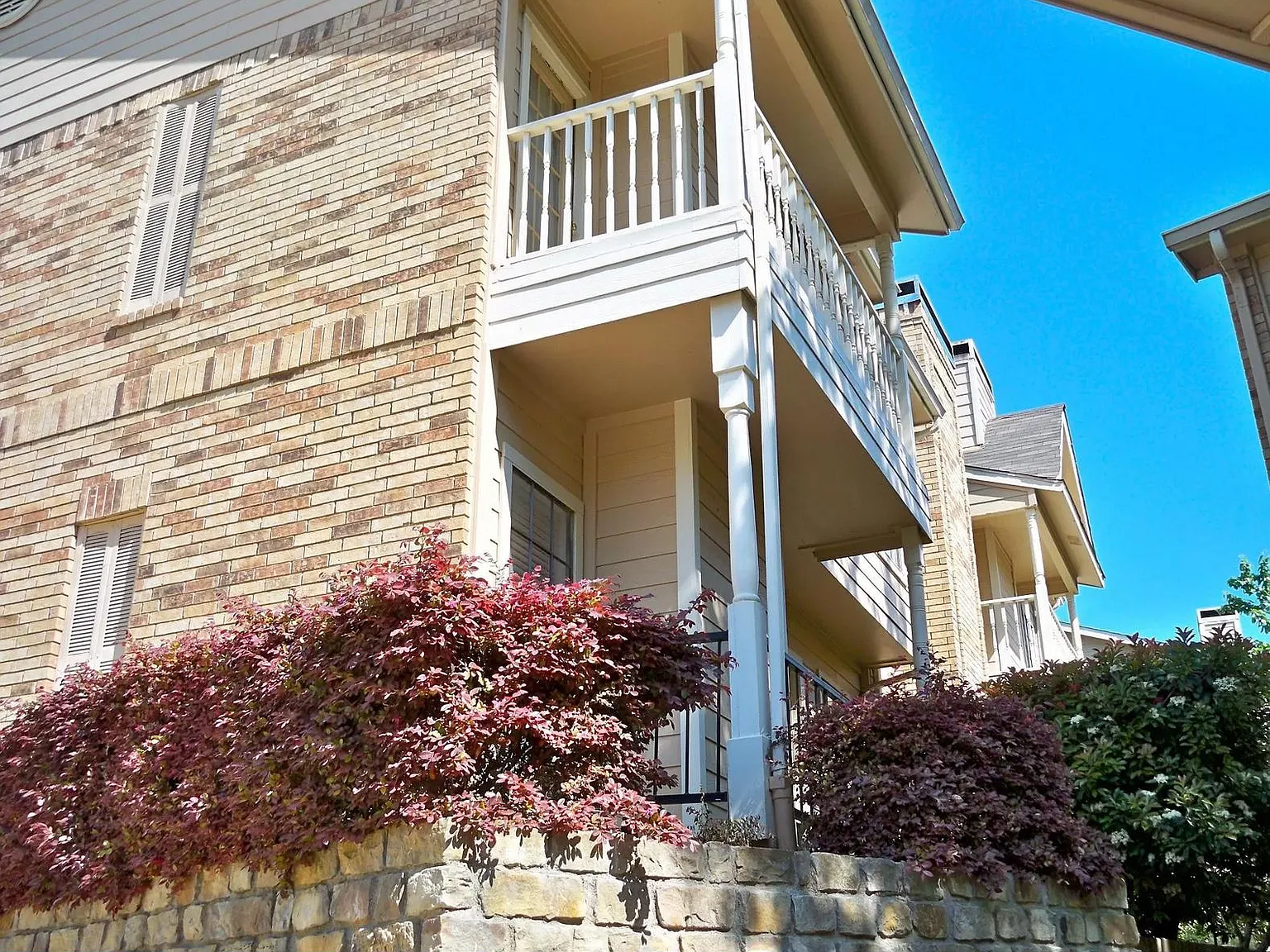 2 bed, 2.5 bath, 1221 sqft, $1,994 — Photo 2
