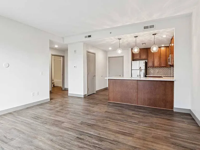 Midtown Crossing Apartments — Photo 58
