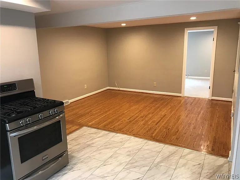 88 E Royal Pkwy — Photo 9
