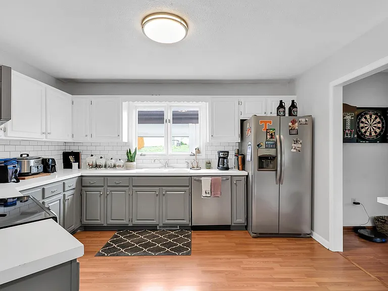 1060 Pebble Dr — Photo 2