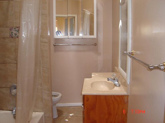 bath room with sky light 