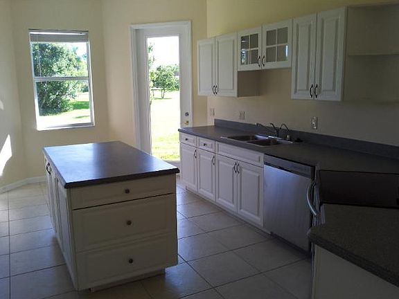4th image of 640 Whippoorwill Dr