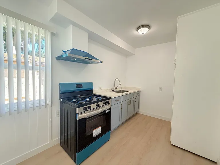 331 E Live Oak St — Photo 6