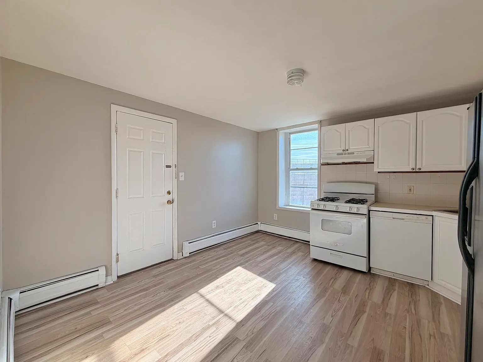 3 bed, 950 sqft, $2,200 — Photo 2