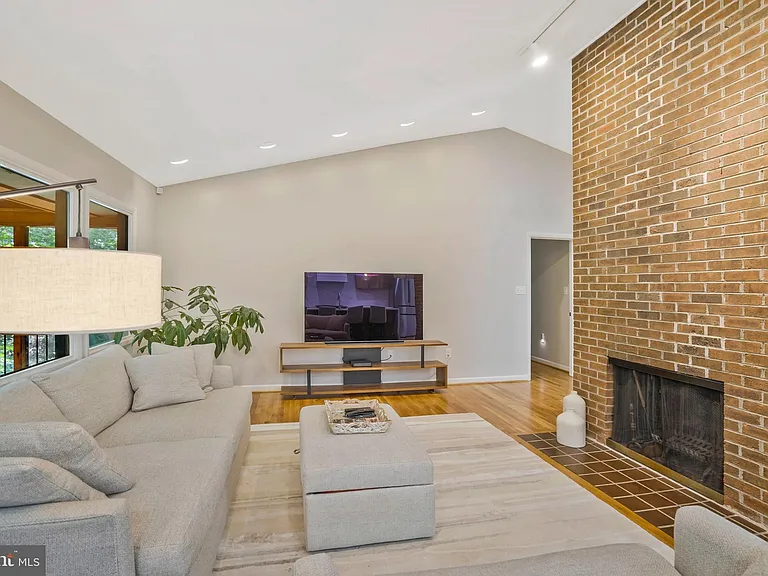 1715 Hollinwood Dr — Photo 9